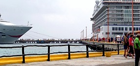 Costa Maya: Hafen mit 2 Kreuzfahrtschiffen