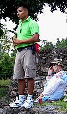 Tourguide beim Vortrag zu der Maya Pyramide