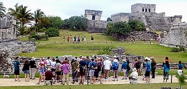 Touristen aus aller Welt werden durch die Maya Anlage gefhrt